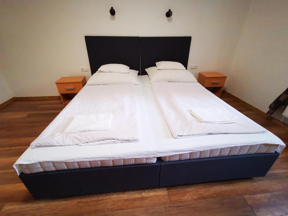 גיולה Mate Apartman מראה חיצוני תמונה